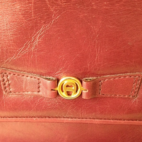 Elegant Burgandy Leather Handbag - Picture 5 of 11